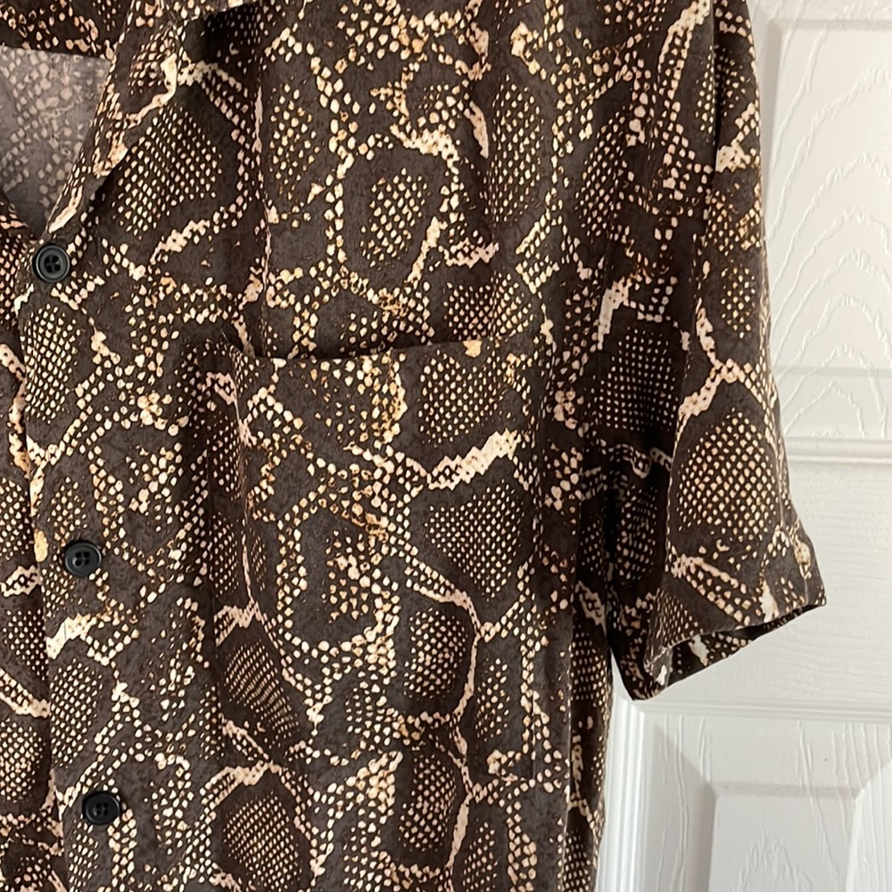 H&M Brown Snake Print Casual Button Down Shirt - Picture 4 of 4
